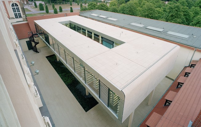 Schwebende Baukörper im Hof (Foto: Andreas Meichsner)
