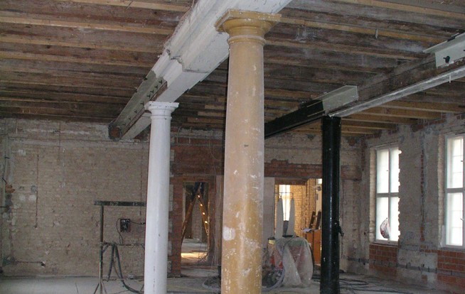 Vollholzstützen im Marstall (Foto: ML)