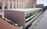Schwebende Baukörper im Hof (Foto: Andreas Meichsner)